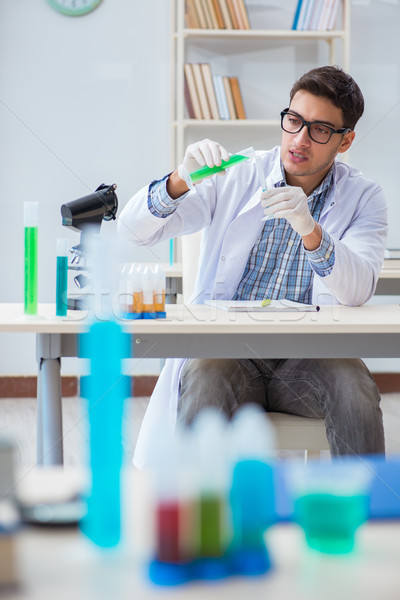 Tineri chimist student lucru laborator chimicale Imagine de stoc © Elnur