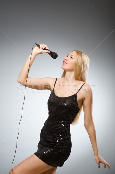 Mulher cantando karaoke clube festa cabelo Foto stock © Elnur