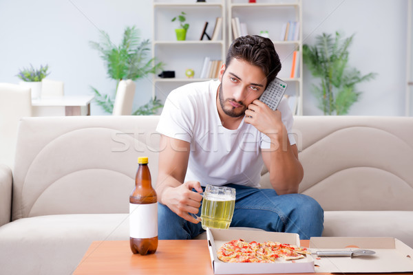 [[stock_photo]]: Homme · manger · pizza · maison · détente