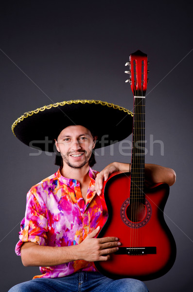 Adam geniş kenarlı şapka gitar müzik parti Stok fotoğraf © Elnur