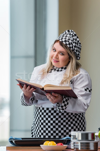 Jovem chef cozinhar trabalhando cozinha livro Foto stock © Elnur