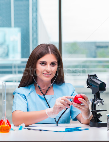 Tineri femeie medic lucru laborator inimă Imagine de stoc © Elnur