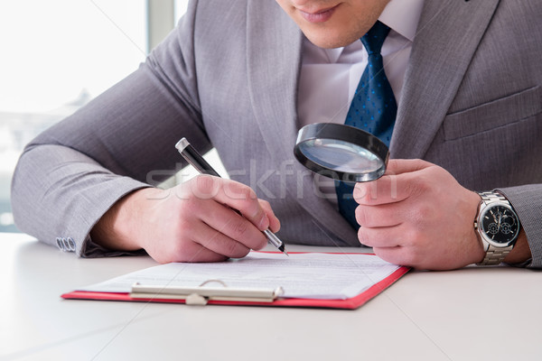 Hombre mirando informe negocios empresario financiar Foto stock © Elnur