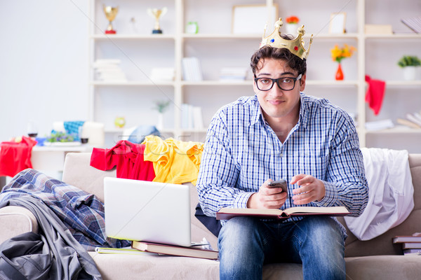 Jeune homme travail étudier salissant chambre ordinateur [[stock_photo]] © Elnur