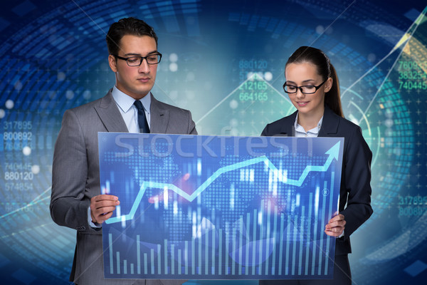 Foto stock: Gente · de · negocios · stock · tabla · tendencias · dinero