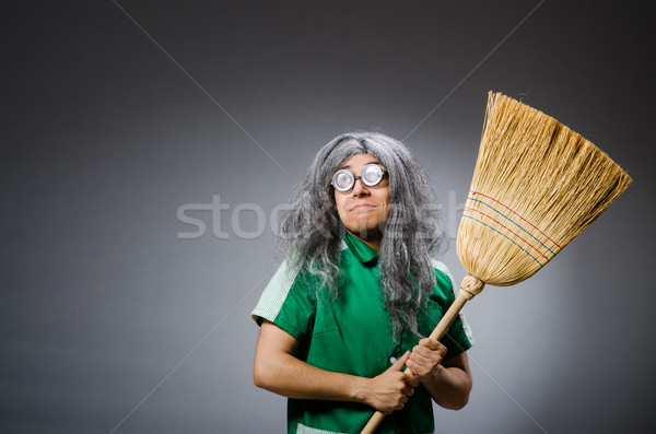 Amuzant om perie peruca casă fată Imagine de stoc © Elnur