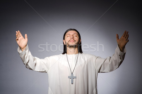 Preot om religios carte biserică Biblie Imagine de stoc © Elnur