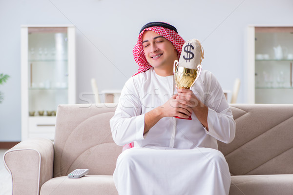 árabes hombre premio dinero sofá feliz Foto stock © Elnur