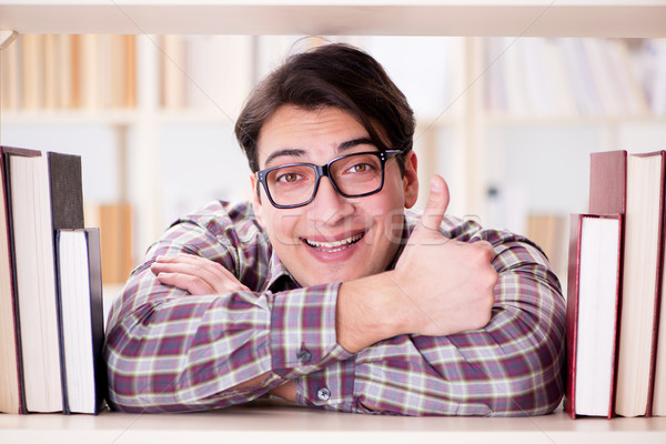 Stockfoto: Jonge · student · naar · boeken · college · bibliotheek