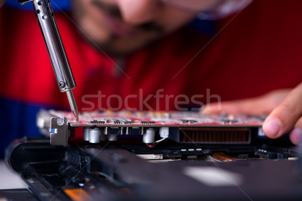Szerelő dolgozik technikai támogatás megjavít számítógép laptop Stock fotó © Elnur