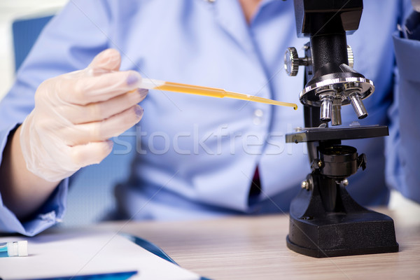 Ervaren lab assistent werken chemische oplossingen Stockfoto © Elnur