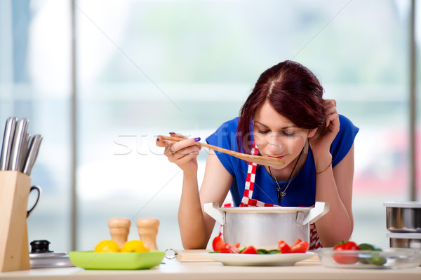 Femeie găti supă bucătărie fericit bucătar-şef Imagine de stoc © Elnur