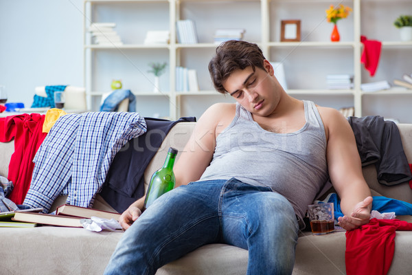 Foto stock: Moço · estudante · bêbado · potável · álcool · confuso