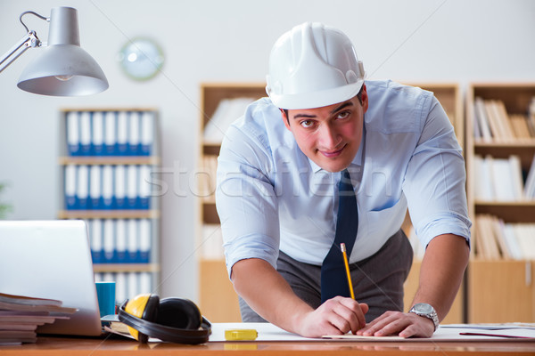 Mérnök felügyelő dolgozik rajzok iroda papír Stock fotó © Elnur