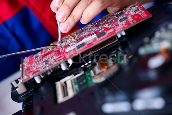 Szerelő dolgozik technikai támogatás megjavít számítógép laptop Stock fotó © Elnur