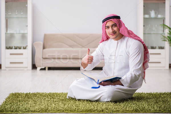 Stockfoto: Arab · man · bidden · home · boek · lezing
