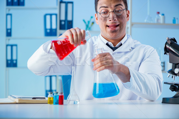 Funny mad Chemiker arbeiten Labor Arzt Stock foto © Elnur