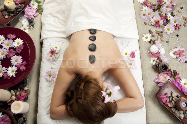 Hot kamień masażu młodych kobieta Zdjęcia stock © elvinstar