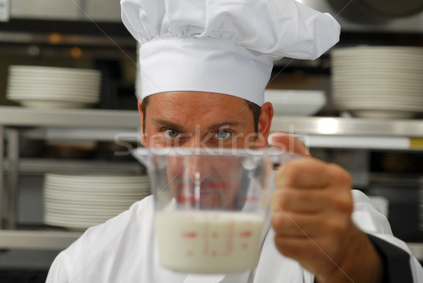 Medir leite atraente caucasiano chef Foto stock © elvinstar