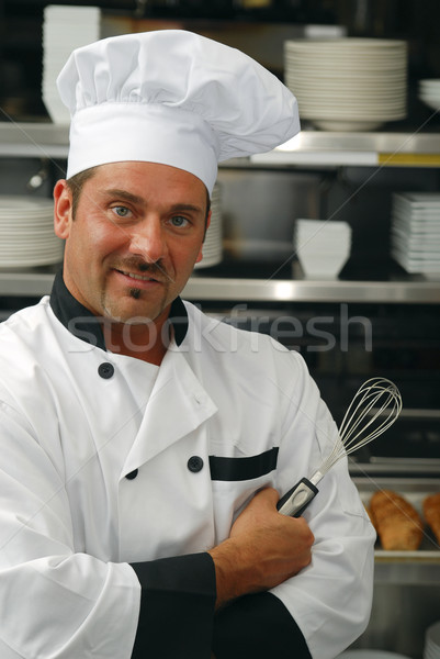 Zâmbitor bucătar-şef atractiv caucazian Imagine de stoc © elvinstar