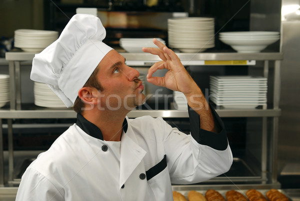 Aantrekkelijk kaukasisch chef zoenen vingers show Stockfoto © elvinstar