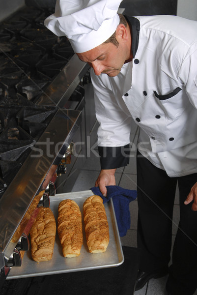 Kucharz świeże chleba piekarnik handlowych Zdjęcia stock © elvinstar