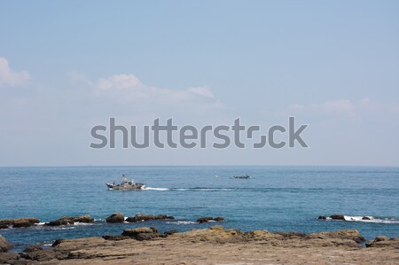 Seenlandschaft Boot Felsen Land Himmel Natur Stock foto © elwynn