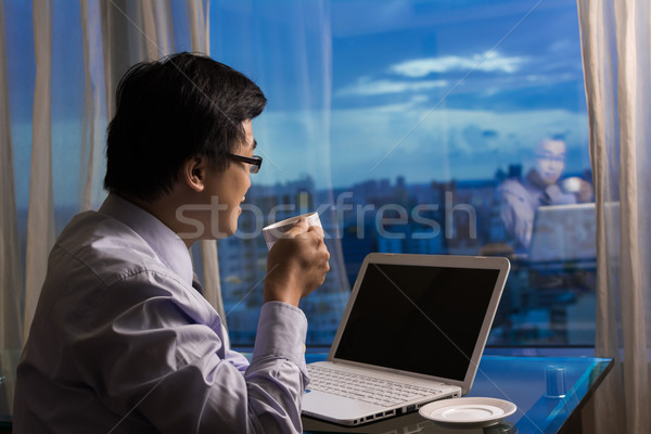 Kubek kawy asian biznesmen patrząc Zdjęcia stock © elwynn