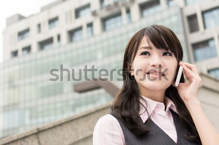 Atractivo mujer de negocios teléfono celular retrato fuera Taiwán Foto stock © elwynn