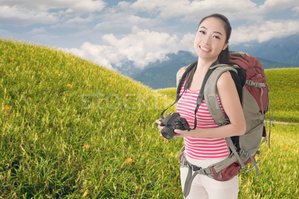 Backpacker kamery szczęśliwy uśmiechnięty asian młodych Zdjęcia stock © elwynn