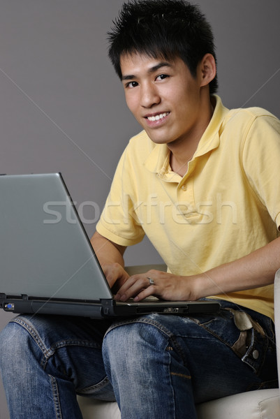 Joven portátil jóvenes Asia hombre sentarse Foto stock © elwynn