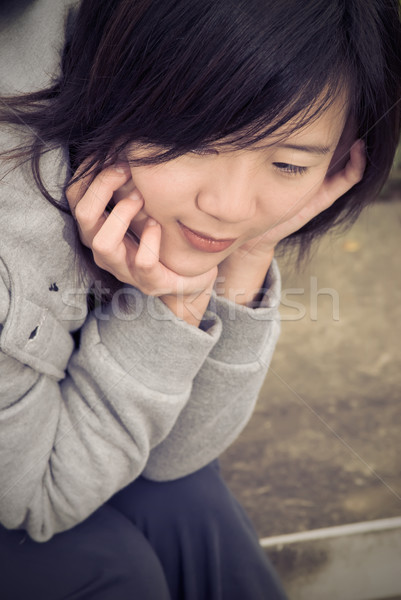 Bleu asian femme s'asseoir extérieur attente Photo stock © elwynn