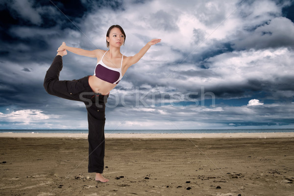 Jogi plaży asian dziewczyna kobieta Zdjęcia stock © elwynn