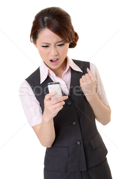 Foto stock: Enojado · mujer · de · negocios · mirando · mensaje · teléfono · móvil · primer · plano