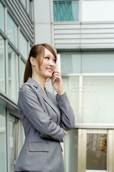 Glimlachend business manager vrouw glimlachen vrouw mobieltje Stockfoto © elwynn