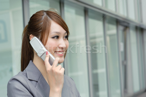Mujer de negocios teléfono celular feliz sonriendo primer plano Foto stock © elwynn