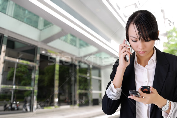 ängstlich business woman Telefon einer Lesung sms Stock foto © elwynn