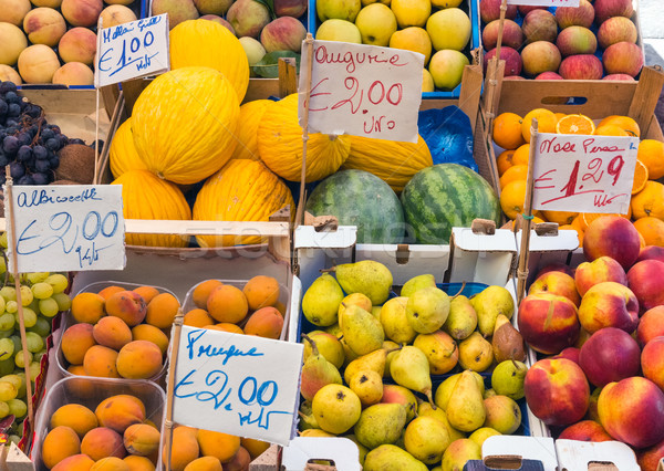 Varietà frutti mercato acqua sfondo arancione Foto d'archivio © elxeneize