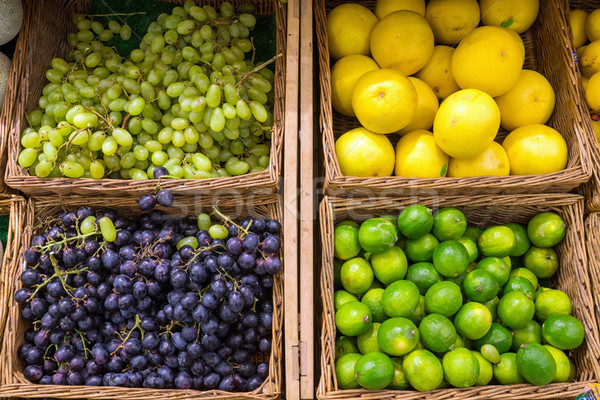 Pomelo uvas venta frutas mercado vino Foto stock © elxeneize