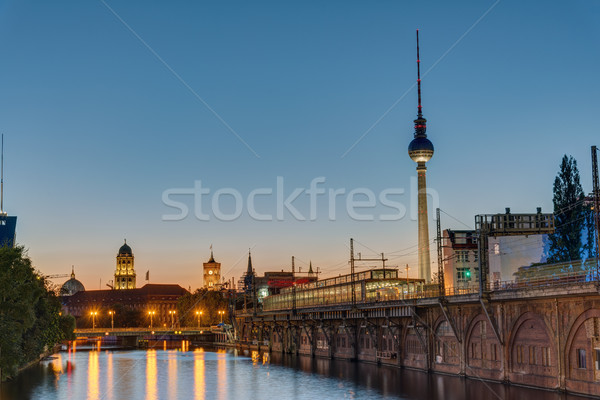 Szürkület folyó Berlin tv torony égbolt Stock fotó © elxeneize