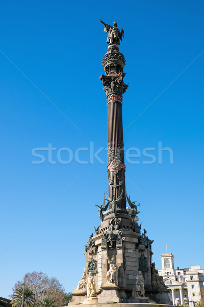 Statuie Barcelona la constructii oraş stradă Imagine de stoc © elxeneize