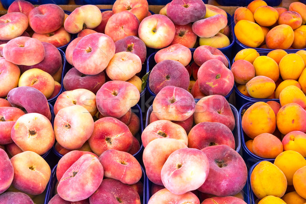 различный персики продажи рынке фрукты красный Сток-фото © elxeneize
