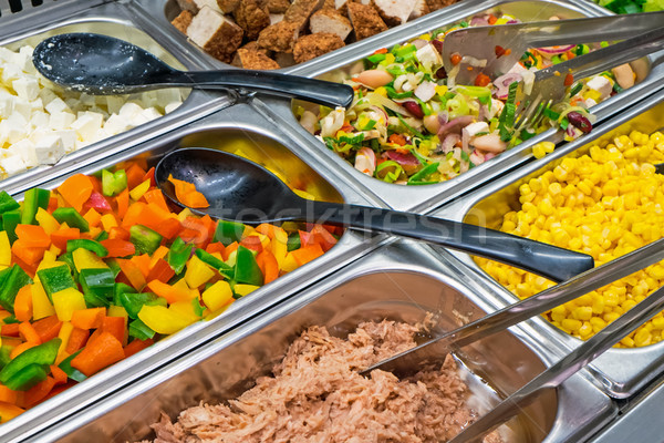 Salade variëteit buffet kleurrijk restaurant voedsel Stockfoto © elxeneize