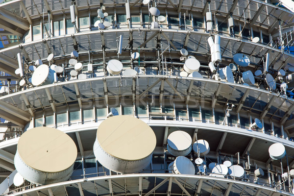 Pormenor comunicação torre satélite pratos telefone Foto stock © elxeneize