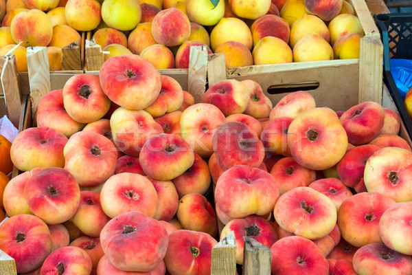 Foto d'archivio: Diverso · pesche · vendita · mercato · frutta · rosso