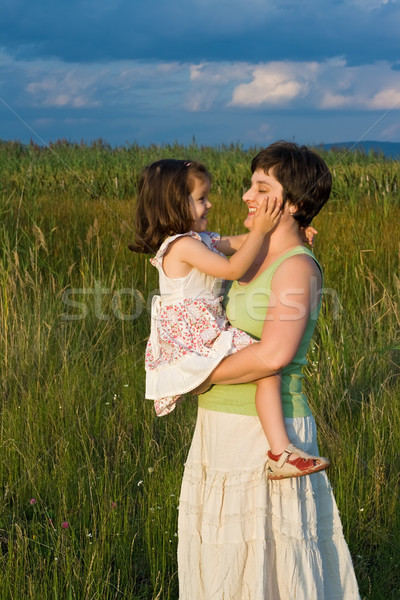 Kleines Mädchen Mutter außerhalb Mädchen Gesicht Frau Stock foto © emese73