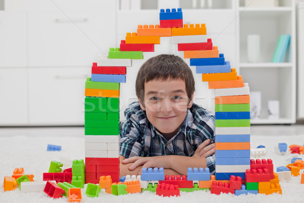 Băiat joc blocuri fericit faţă Imagine de stoc © emese73