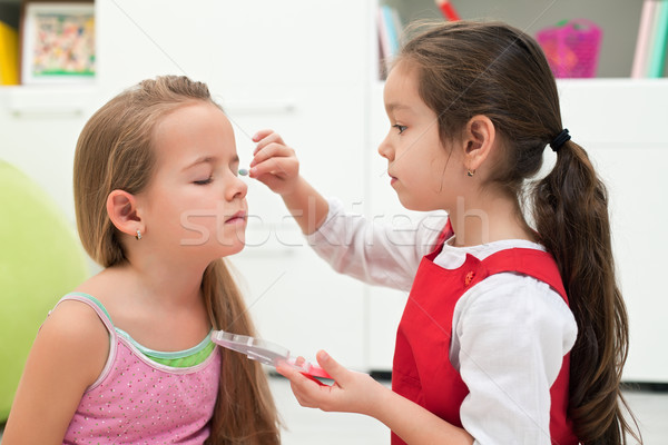 [[stock_photo]]: Composent · petite · fille · maquillage · fille · visage