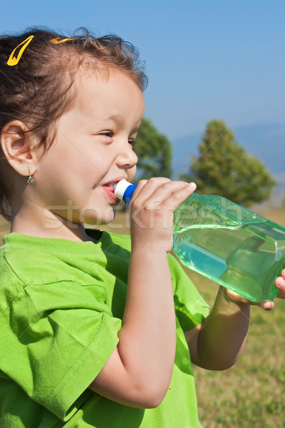 Kleines Mädchen Trinkwasser glücklich trinken Frischwasser Lächeln Stock foto © emese73