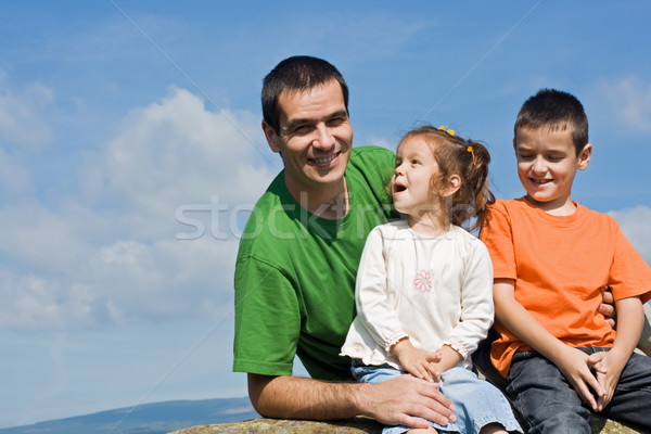 Glückliche Familie Sitzung Stein Vater glücklich Kinder Stock foto © emese73